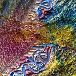 Könnte beinhalten: Abstrakte, strukturierte Kunst mit einer lebendigen Mischung aus Farben. Das Werk zeigt eine Kombination aus rosa, gelben, blauen und grünen Farbtönen, die eine visuell dynamische Komposition erzeugt. Die Oberfläche hat ein erhabenes, gestepptes Aussehen, das dem Kunstwerk Tiefe und taktiles Interesse verleiht.