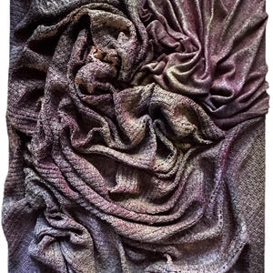 Könnte beinhalten: Abstrakte Textilkunst in quadratischer Form. Das Kunstwerk zeigt eine komplexe Anordnung drapierten Stoffes in Schattierungen von Lila, Grau und Gold. Der Stoff ist stark strukturiert und erzeugt ein Gefühl von Tiefe und Bewegung.
