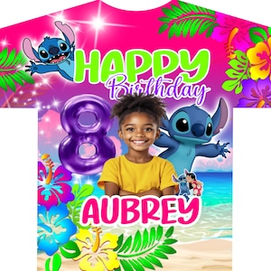 Könnte beinhalten: Ein leuchtend pinkfarbenes T-Shirt mit dem Text "HAPPY Birthday" in Grün und dem Namen "AUBREY" in Pink. Das Design zeigt ein lächelndes Kind, Stitch aus Lilo & Stitch und tropische Blumen. Eine lila Zahl 8 ist ebenfalls abgebildet.