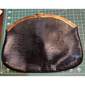 Pochette de soirée Etra en or noir vintage avec fermoir à bandoulière en chaîne