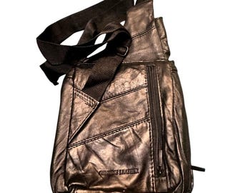 Bolso bandolera Buxton de piel auténtica negra con múltiples bolsillos y cremallera, correa ajustable.
