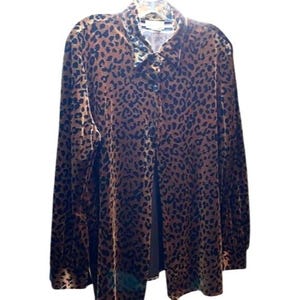 Camisa de terciopelo con botones y estampado de leopardo de Aparenza, talla grande, color marrón y negro, estilo retro.