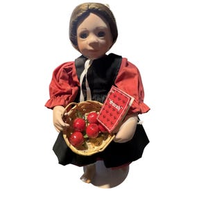 VTG &quot;Sarah&quot; Amish Blessings Julie Good-Kruger 1991 Amish Puppe Mit Korb Äpfel In Traditioneller Kleidung Cottagecore