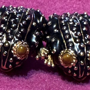 Pendientes vintage de clip de rana Ciner en dorado y negro con un diseño retro único de 2,5 cm.