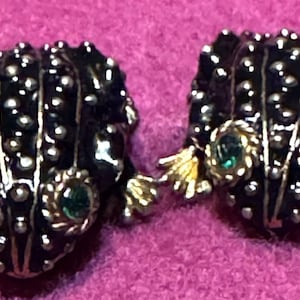 Pendientes vintage de rana Ciner con clip, ojos de cristal verde y detalles dorados. Adorables joyas de anfibios de 2,5 cm.