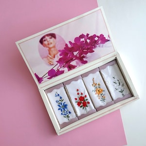 Vintage handkerchief box with four embroidered handkerchiefs