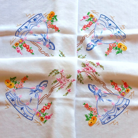 Nappe Brodée Vintage Des Années 50 - Coton Vert à Motifs Fleuris, Forme Carrée, Origine Belgique