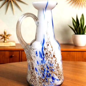 Vintage Glasvase 60er Jahre mit Henkel – Überfangglas Weiß Blau Braun – Midcentury Statement Vase – Handgearbeitet – 19 cm