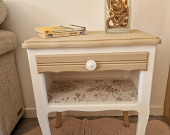 Table de nuit blanche et beige crème, intérieur en papier peint motifs naturels