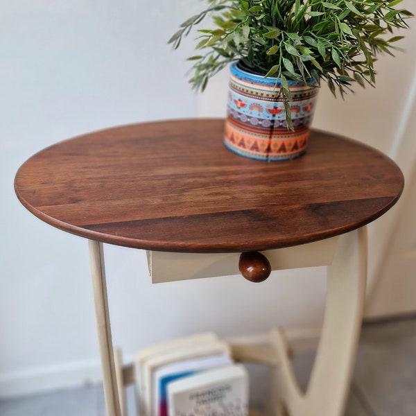 Petite table d'entrée/d'appoint en bois, couleur crème, plateau et détails en wengé, 34× 38 × 66