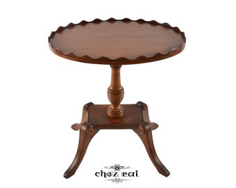 Vintage Engels Bevan Funnell Reprodux Oval Mahonie voetstuk wijn Woonkamer End Side Table Regency Style Makers Mark c 1970s / Chez Rai
