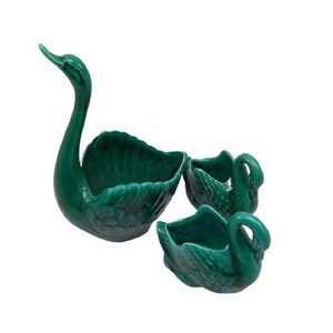 Peut inclure: Trois pots de fleurs en céramique en forme de cygne de différentes tailles. Le plus grand pot de fleurs en forme de cygne a le cou recourbé vers l'arrière et la tête inclinée vers le bas. Les deux plus petits pots de fleurs en forme de cygne ont le cou recourbé vers l'avant et la tête inclinée vers le haut.