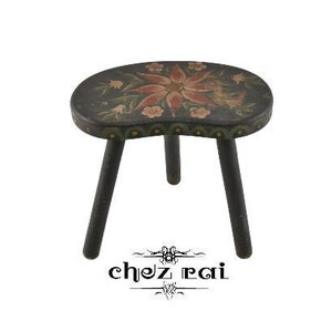 Vintage Beautiful Small Wooden Kidney Shaped Hand Painted Stool Tabouret Plant Stand Farmhouse Cottage Flowery Three Legged Stool / Chez Rai