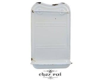 Estante de esmalte francés vintage para utensilios de cocina, soporte de almacenamiento colgante, estante para herramientas de cocina con bandeja de goteo, decoración rústica de cocina de granja / Chez Rai