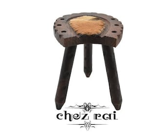 Taburete rústico vintage de madera maciza de 38 cm con tres patas en forma de herradura y parte superior de piel de vaca. Taburete de madera para ordeñar. Exhibición en la habitación / ChezRai