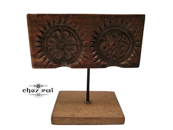 Vintage Français Trouvé Bois Dur Sculpté Main Motif Décoratif de Fleurs Plaque Stand Ornament Shelf 