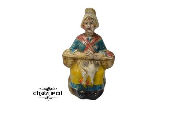 Vintage Français Trouvé Piggy Bank Pour Casser Smash Moneybank Statuette d'une Vieille Femme en Plât