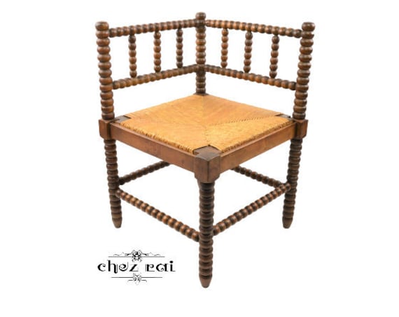Vintage Français Bois Franc et Rush Siège Bobbin Turned Corner Chair Fireside Farmhouse Rustic Livin