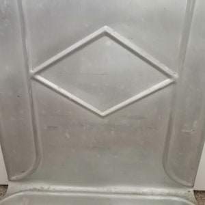 Puede incluir: Un cubo de basura de metal plateado con un dise&ntilde;o en forma de diamante en relieve en la parte delantera.