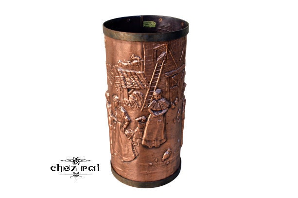 Vintage Français Trouvé Cylindre de Cuivre Embossed Banded Umbrella Walking Stick Stand Cane Hallway