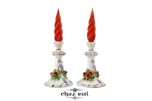 Porcelaine Vintage Une Paire de Bougeoirs Candlesticks Peints à La Main Fleurs Pétales Décor Maison 
