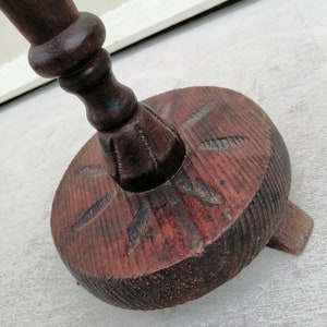 K&ouml;nnte beinhalten: Ein dunkelbrauner Holz-Dreifu&szlig;st&auml;nder mit einem geschnitzten Sockel und einer gedrehten S&auml;ule. Der St&auml;nder hat einen runden Sockel mit einem geschnitzten Design.