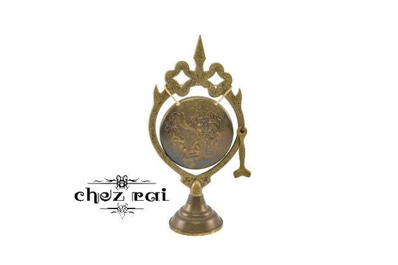 kapsel Rouse dragt Vintage Brass Metal Gong With Mallet Camel Motif on Base Brass - Etsy  Denmark