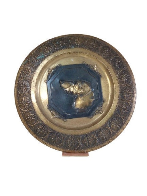 Vintage Métal/Laiton Décoratif Chien Lover Plate Plateau Circulaire Plat Chargeur Cheminée Décor Dog