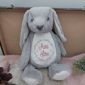 Kuscheltier mit Name, Stofftier Hase, personalisiert, bestickt, Blumen, Kranz, Mädchen, Junge, Taufe, Baby Geschenk, Konfirmation Bild 4