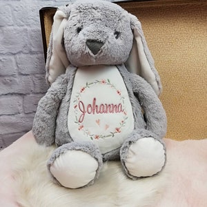 Kuscheltier mit Name, Stofftier Hase, personalisiert, bestickt, Blumen, Kranz, Mädchen, Junge, Taufe, Baby Geschenk, Konfirmation Bild 2