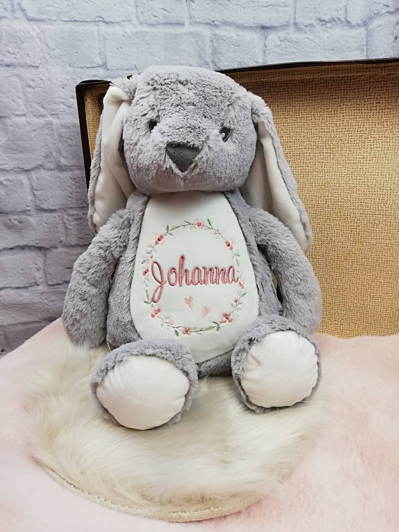 Kuscheltier mit Name, Stofftier Hase, personalisiert, bestickt, Blumen, Kranz, Mädchen, Junge, Taufe, Baby Geschenk, Konfirmation Bild 2