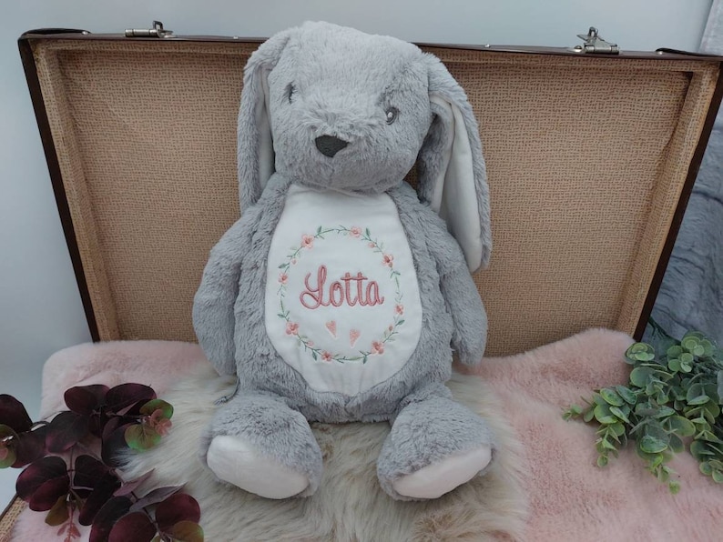 Kuscheltier mit Name, Stofftier Hase, personalisiert, bestickt, Blumen, Kranz, Mädchen, Junge, Taufe, Baby Geschenk, Konfirmation Bild 1