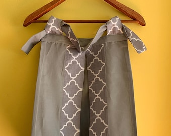 Stacker de couches -Nappy Stacker - Organisateur de couches --- Grey Quatrefoil Pattern
