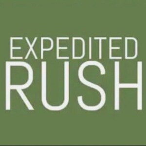 Op de afbeelding: Witte tekst op een groene achtergrond met de tekst "EXPEDITED RUSH".