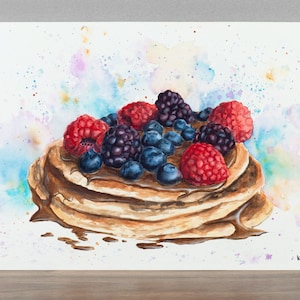 Puede incluir: Pintura acuarela de una pila de panqueques cubiertos con arándanos, frambuesas y salsa de chocolate. Los panqueques están sobre un fondo blanco con una lavada de acuarela azul, rosa y amarillo.