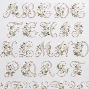 File di disegni per ricamo a macchina con monogramma nuziale. Alfabeto floreale con rose, lettere in stile vintage dalla A alla Z.