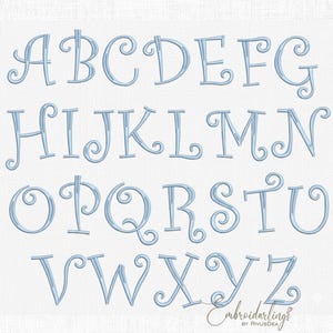 Könnte beinhalten: Ein gesticktes Alphabet in Hellblau mit einer dekorativen, geschwungenen Schriftart. Die Buchstaben A bis Z sind auf weißem Hintergrund dargestellt. Das Bild enthält den Text "embroiderlings by rivusdea".