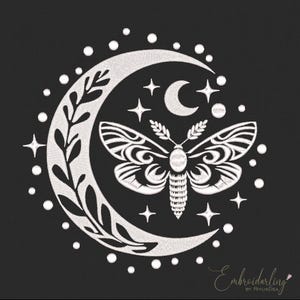Puede incluir: Diseño bordado blanco de una luna creciente con una polilla y estrellas sobre un fondo negro.