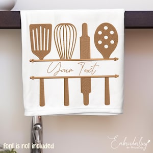 Pode incluir: Toalha de cozinha branca com utensílios de cozinha marrons bordados, incluindo um batedor, um rolo, uma espátula e uma colher com fendas. A toalha tem uma faixa com o texto "Your Text".