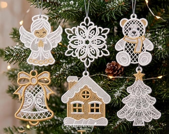 Puede incluir: Un conjunto de seis adornos de encaje bordado en blanco y dorado con forma de ángel, copo de nieve, oso de peluche, campana, casa y árbol de Navidad. Cada adorno presenta un intrincado trabajo de hilo y un lazo para colgar.