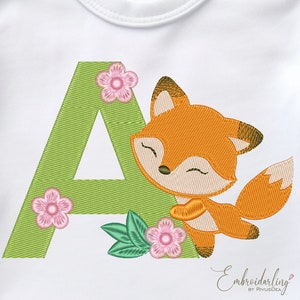 Monograma de la letra A para bebé. Diseño bordado con el alfabeto de animales bebés. Monograma bordado a máquina con una sola inicial, fuente de zorro bebé.