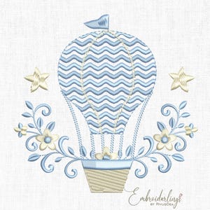 Könnte beinhalten: Gesticktes Design mit einem blau-weiß gestreiften Heißluftballon mit kleiner Flagge. Das Design umfasst zwei goldene Sterne, florale Akzente und einen gewebten Korb. Der Text "Embroiderlings" befindet sich unten.