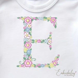 Patrón de bordado a máquina con letra E floral, monograma de 97 mm (3,80 pulgadas) para baby shower de niña, diseño de regalo para el Día de la Madre, camiseta de una pieza Stickdatei