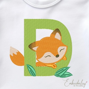 Monograma de la letra D para bebé. Diseño bordado con el alfabeto de un adorable animalito. Monograma bordado a máquina con una sola inicial, fuente de zorro bebé.
