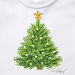 Puede incluir: Ilustración de un árbol de Navidad verde con una estrella dorada en la parte superior y pequeñas luces blancas. El árbol tiene un tronco marrón y está sobre un fondo blanco. Tema festivo navideño.