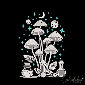 Puede incluir: Diseño bordado en blanco de setas con una luna creciente y estrellas sobre un fondo negro. Dos botellas de vidrio transparente con un diseño blanco se encuentran en la parte inferior del diseño.