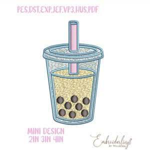 Puede incluir: Un diseño bordado de una bebida de té de burbujas en una taza transparente con tapa y pajita azul claro. La bebida tiene una base amarilla clara con perlas de boba marrón oscuro. El texto "MINI DESIGN 2IN 3IN 4IN" está debajo.