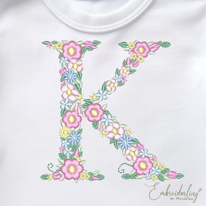 Patrón de bordado a máquina con letra K floral, monograma de 97 mm (3,80 pulgadas) para baby shower de niña, diseño de regalo para el Día de la Madre, camiseta de una pieza Stickdatei
