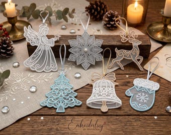Puede incluir: Una colección de seis adornos navideños de encaje intrincado que incluyen un ángel, un copo de nieve, un reno, un árbol de Navidad, una campana y un guante. Cada adorno está hecho de tela de malla blanca o azul claro con bordados delicados.