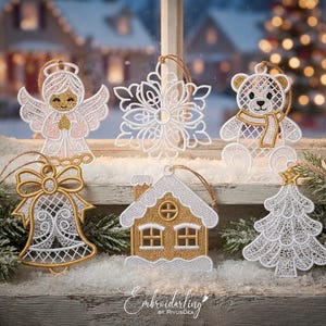 Può includere: Sei decorazioni natalizie in pizzo ricamato bianco e oro a forma di angelo, fiocco di neve, orsetto, campana, casa e albero. Ogni ornamento è dotato di un cordino marrone per appenderlo e presenta dettagli intricati in filo bianco e oro.